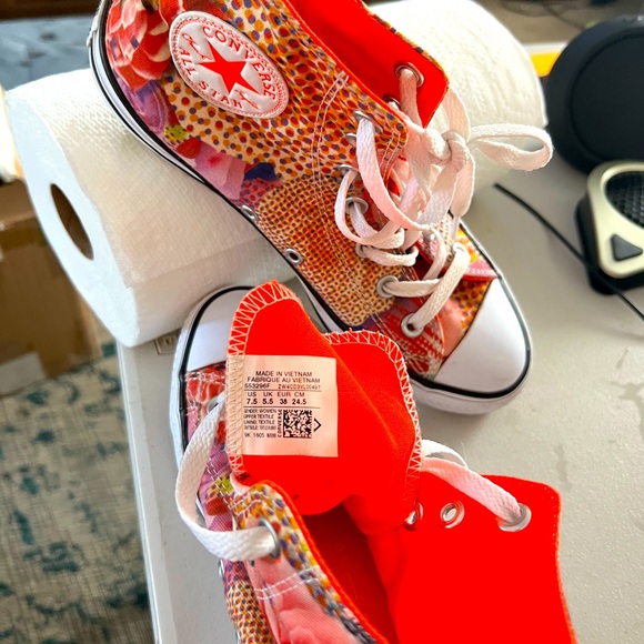 Women sizes 7.0 & 7.5 Converse, Roxy, Susina - Picture 3 of 7